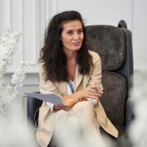 Jade Cano Moderatorin fuer Wirtschaft und Finanzen