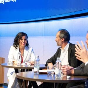 Jade Cano Moderatorin fuer Wirtschaft und Finanzen